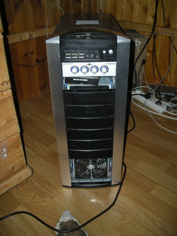 Front, bottom 4-in-3 not populated, 30GB in empty slot - temp system drive